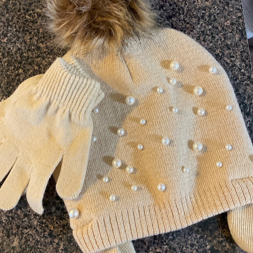 NW/OT Girls pom pom beanie with pearls + gloves bundle S/M (4-7yr)